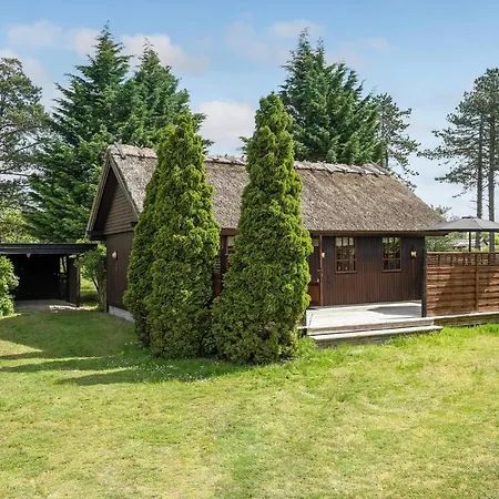 Pet Friendly In With Kitchen Holiday home